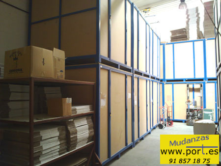 Guardamuebles de madera y estructura de hierro