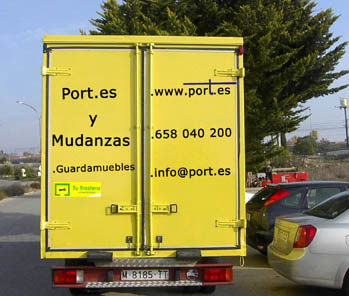 Parte trasera de cami&oacute;n de mudanzas  urgentes
